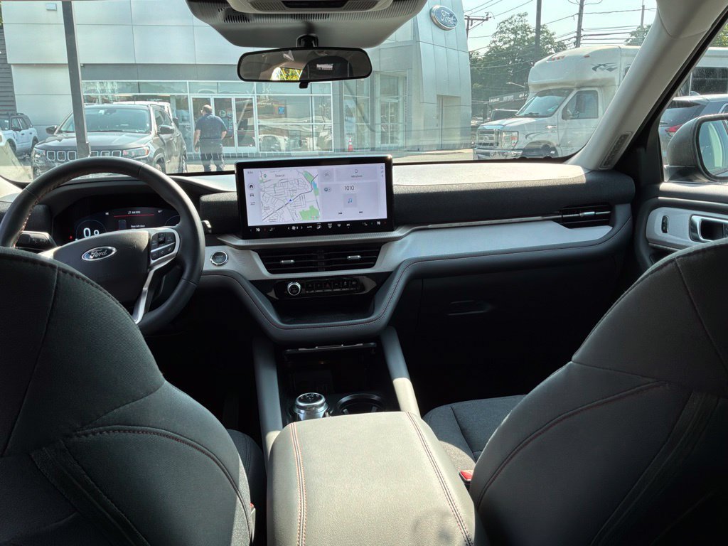Used 2025 Ford Explorer Active AWD/4WD image 11