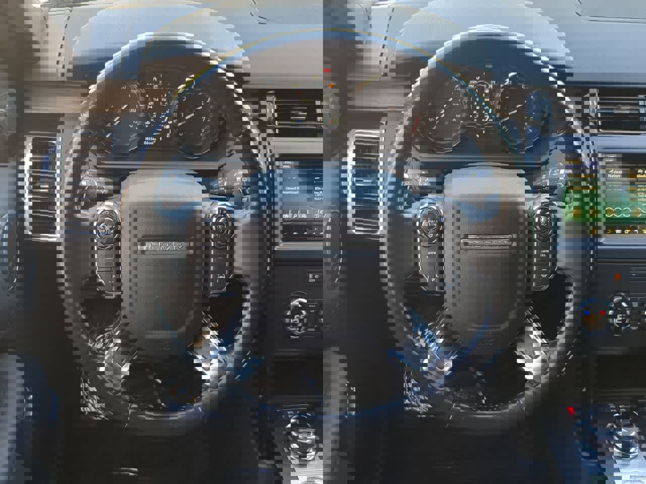 Used 2018 Land Rover Discovery SE image 24