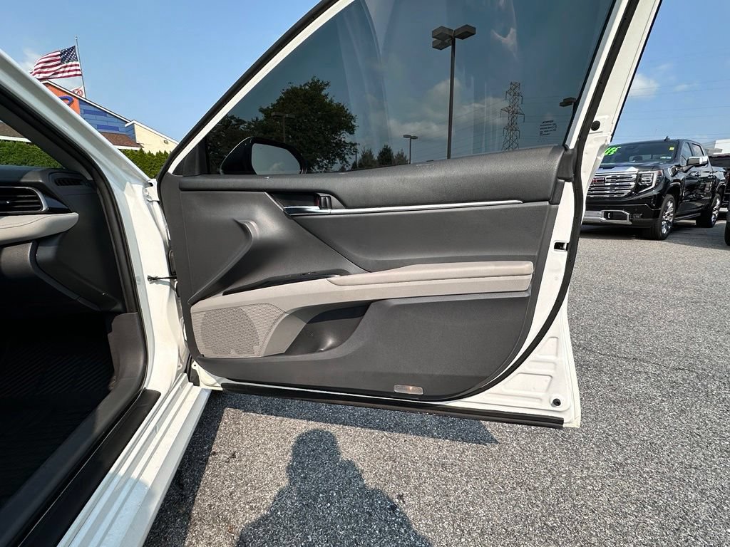 Used 2019 Toyota Camry LE FWD image 16