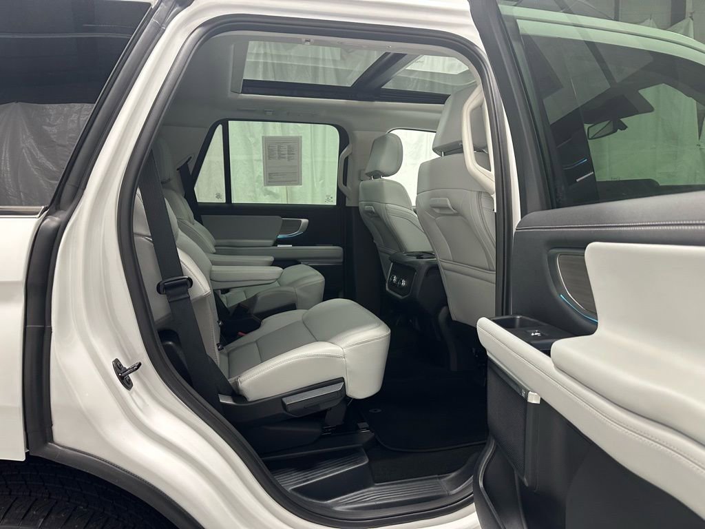 Used 2025 Ford Expedition Platinum image 47