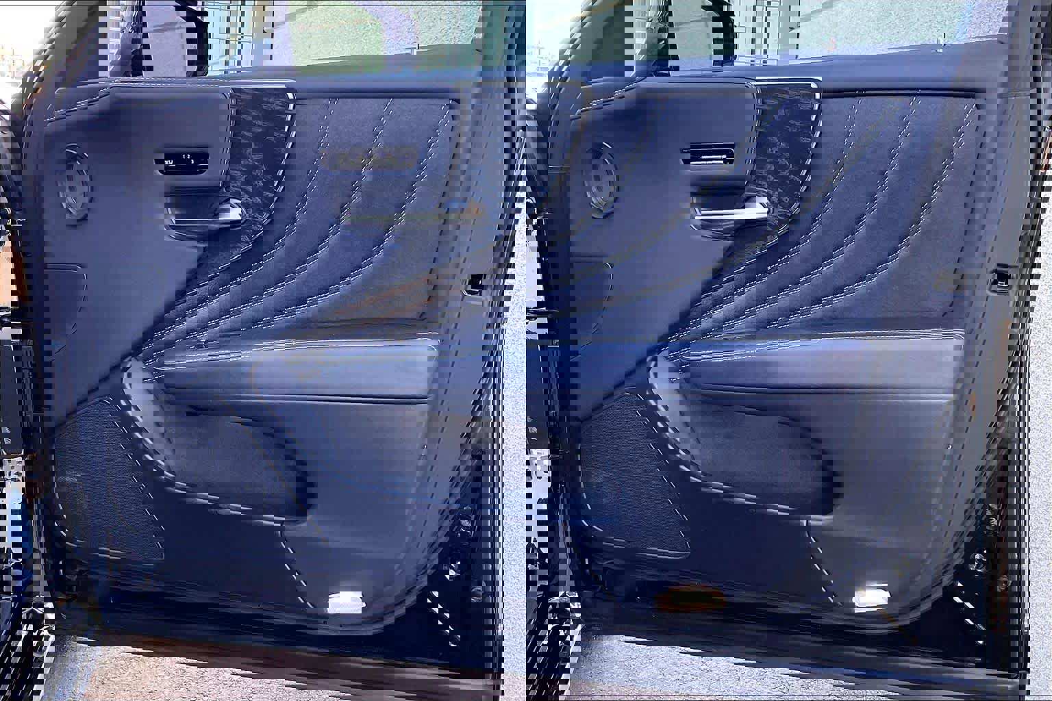 Used 2022 Lexus LS 500 w/ Accessory Package (Z1) image 21