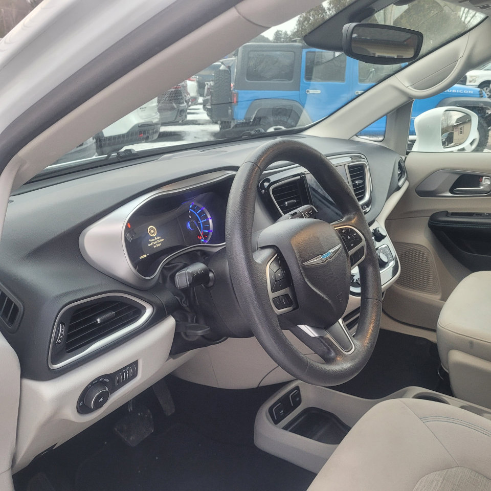 Used 2018 Chrysler Pacifica Touring Plus image 13