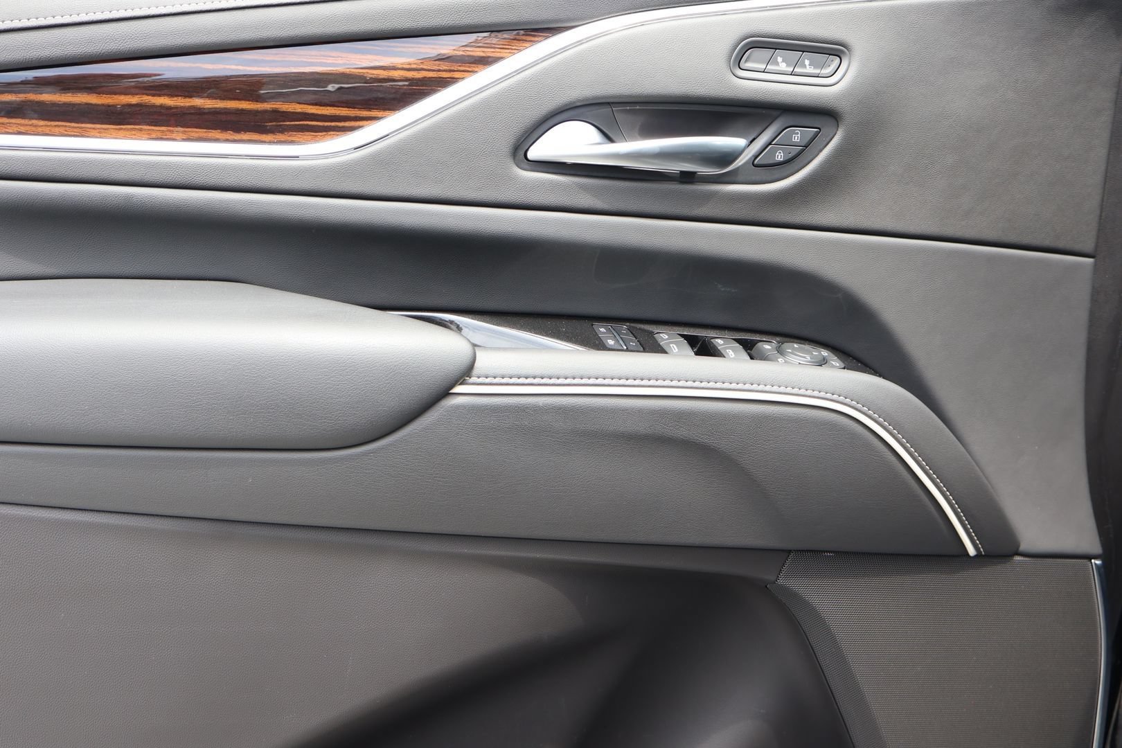 Certified 2022 Cadillac Escalade Luxury RWD image 9
