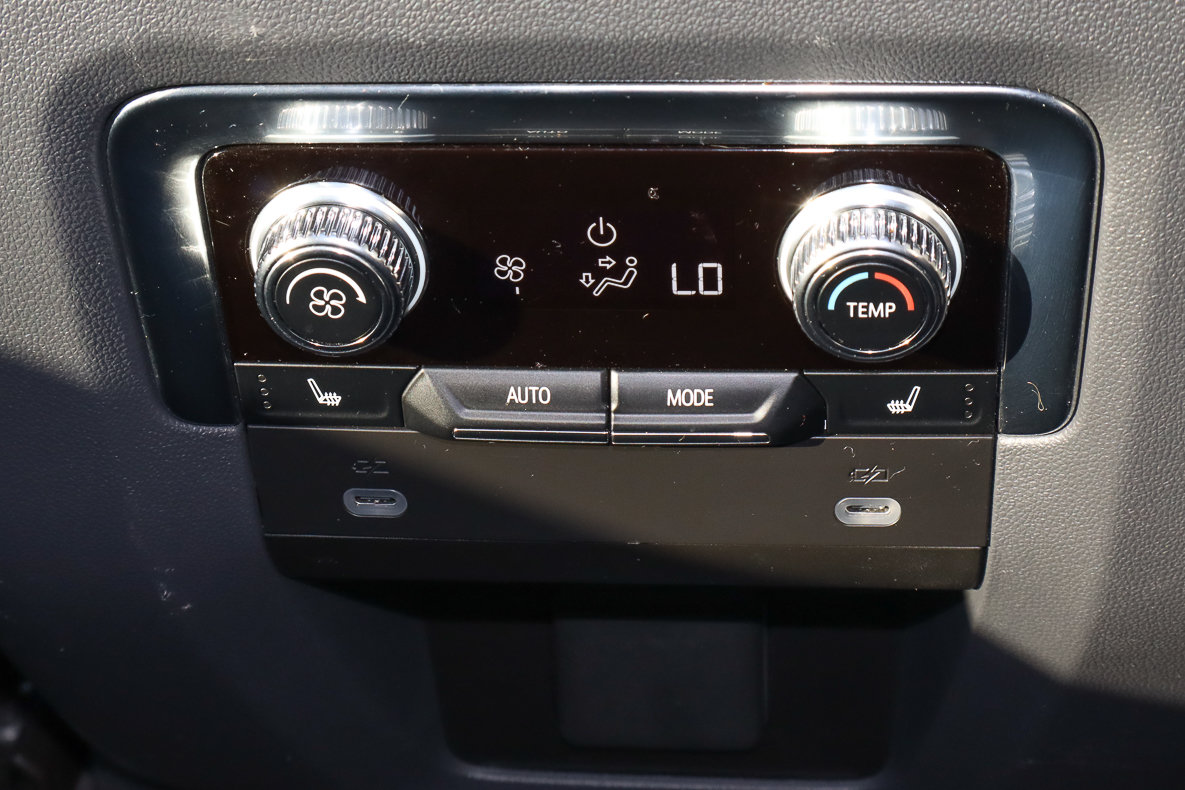 Used 2024 GMC Yukon XL Denali AWD/4WD image 23