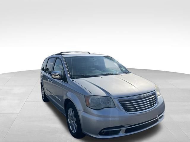 Used 2012 Chrysler Town & Country Touring-L w/ Entertainment Group #2 FWD image 4