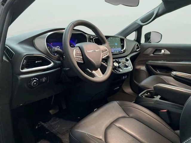 Used 2025 Chrysler Pacifica Select FWD image 18