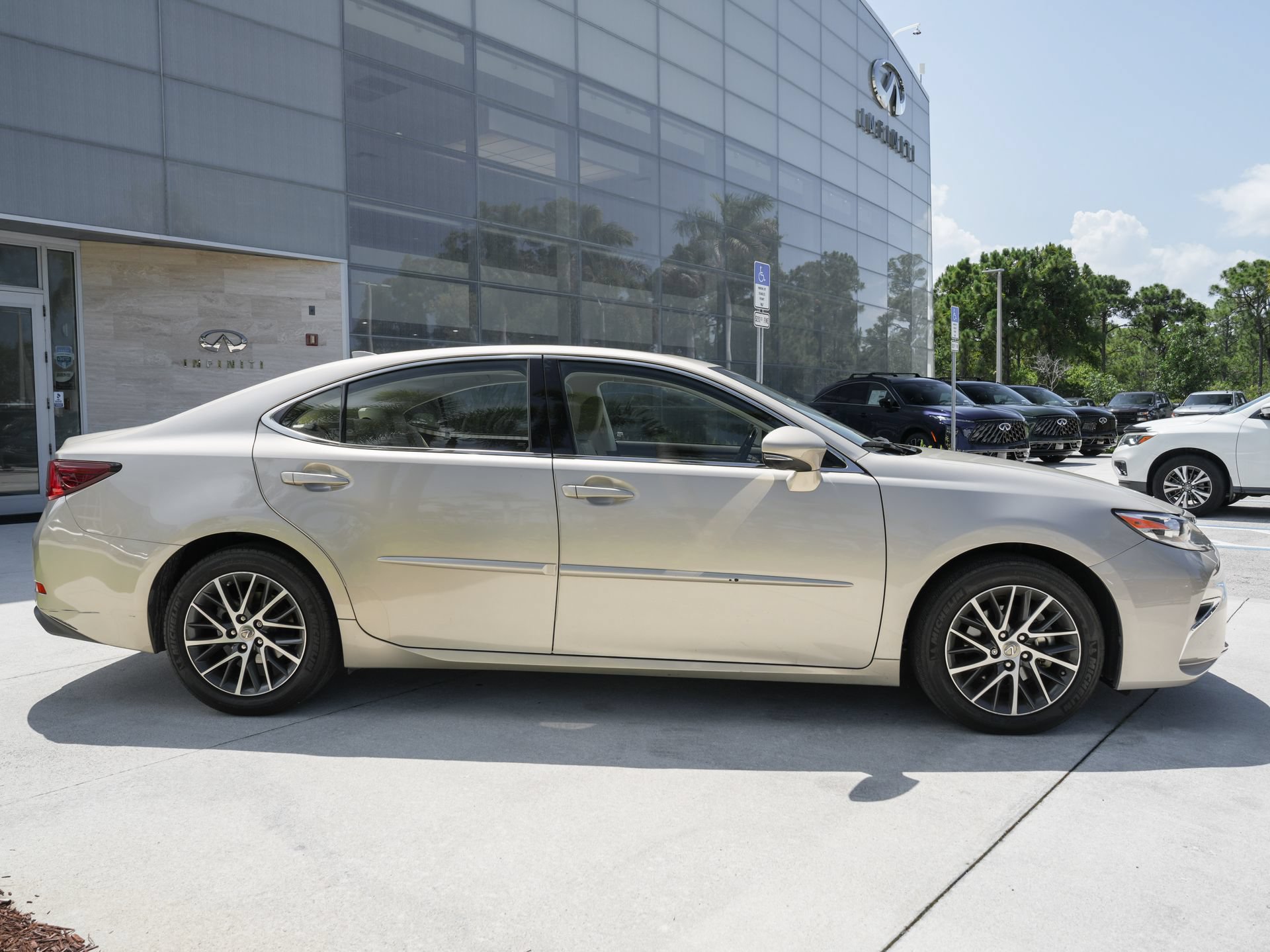 Used 2018 Lexus ES 350 w/ Luxury Package w/Wood Trim FWD image 11