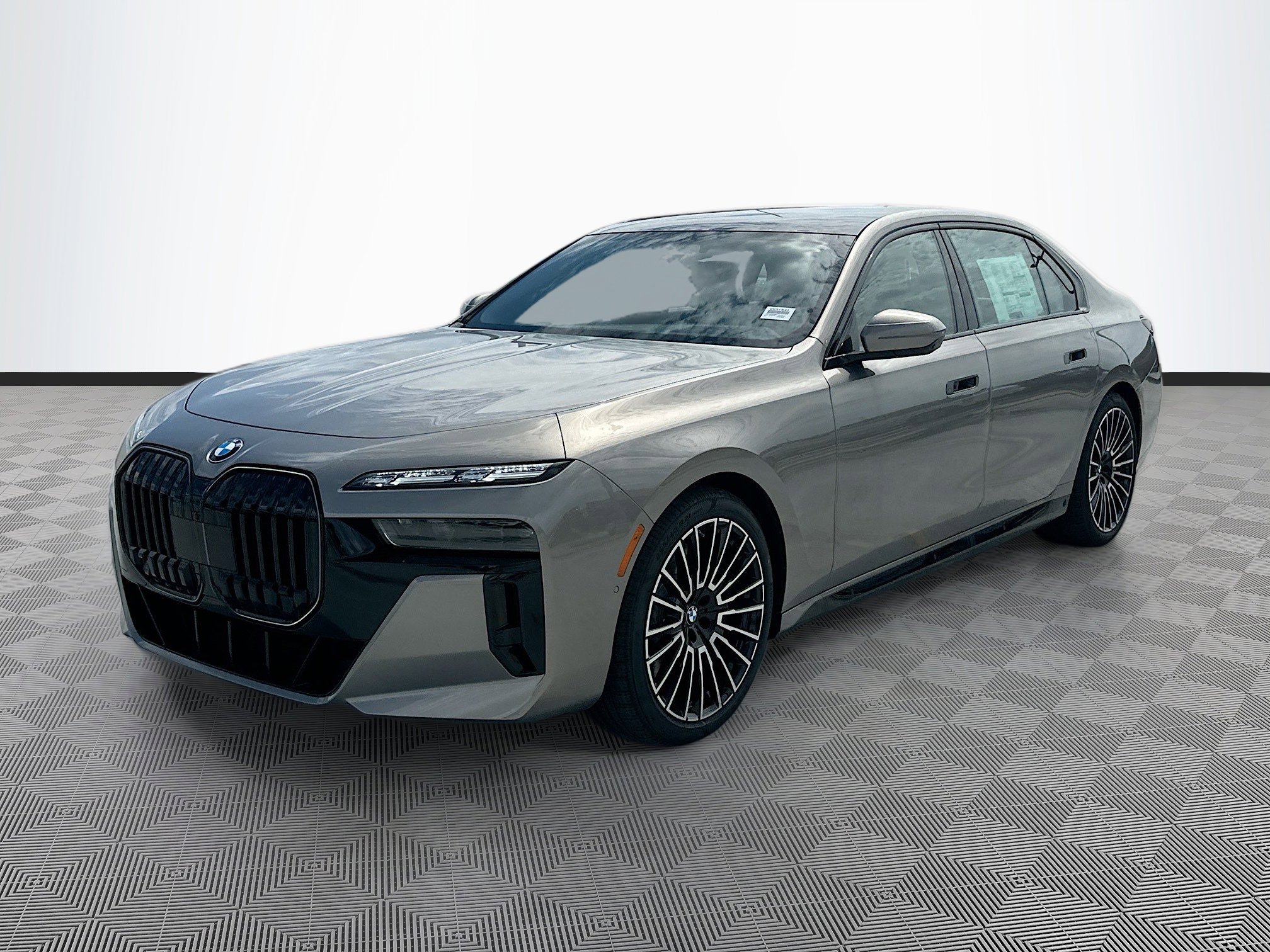 Used 2025 BMW 760i xDrive w/ Executive Package image 3