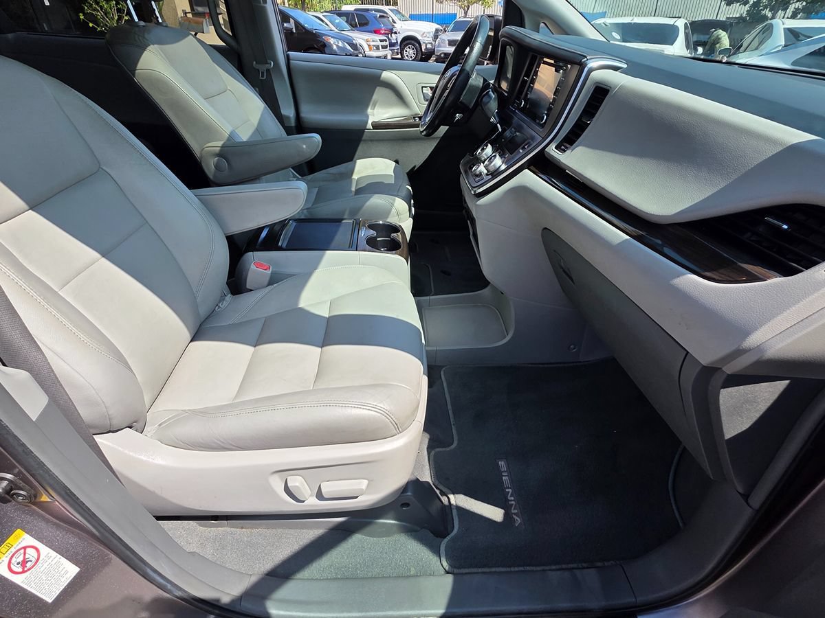 Used 2019 Toyota Sienna XLE w/ XLE Navigation Package FWD image 15