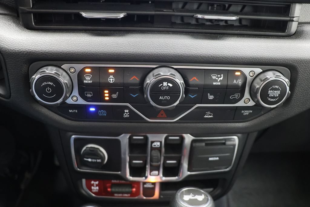 Used 2024 Jeep Wrangler Unlimited AWD/4WD image 23
