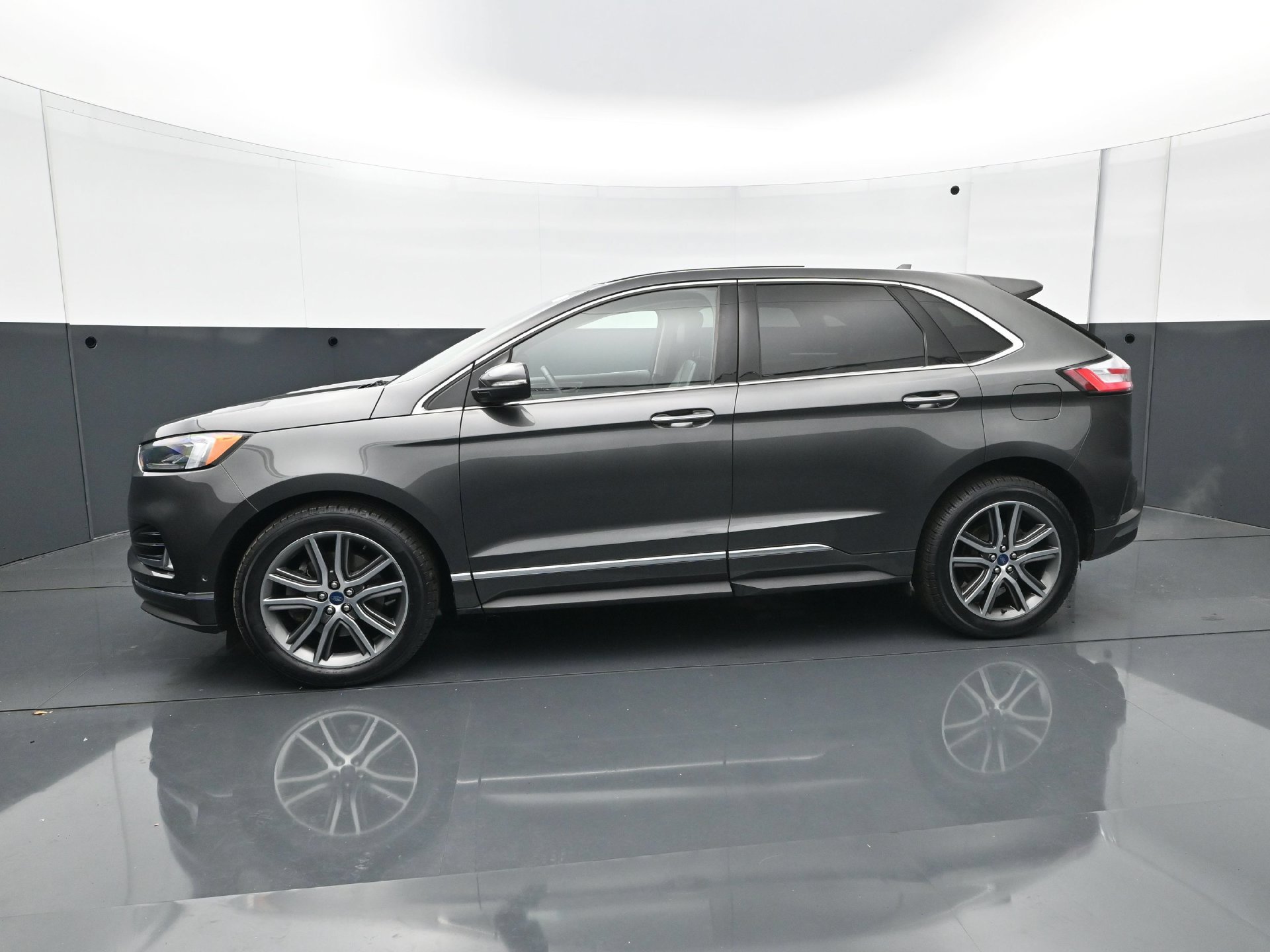 Used 2019 Ford Edge Titanium w/ Equipment Group 301A AWD/4WD image 3