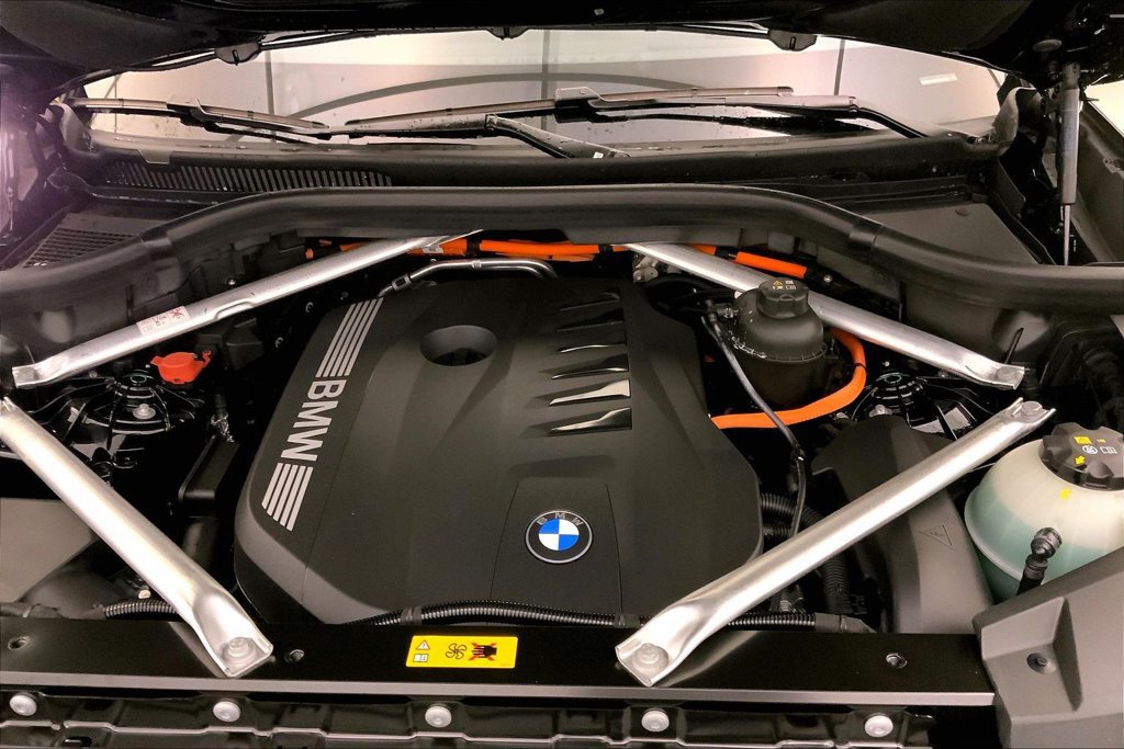 New 2026 BMW X5 xDrive50e w/ Climate Comfort Package AWD/4WD image 8