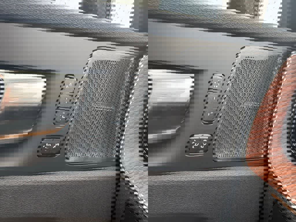 Used 2025 Volvo XC60 B5 Ultra image 21