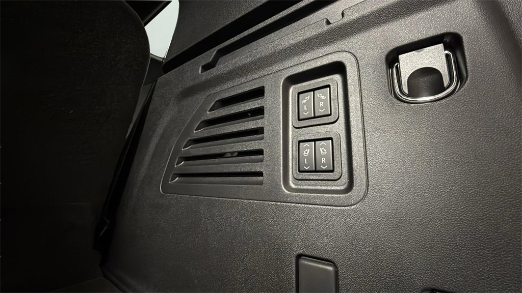 Certified 2026 Chevrolet Traverse RS image 32