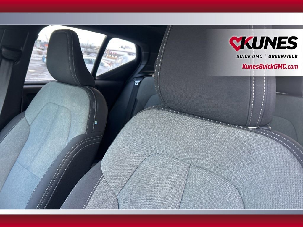 Used 2024 Volvo XC40 B5 Core image 15