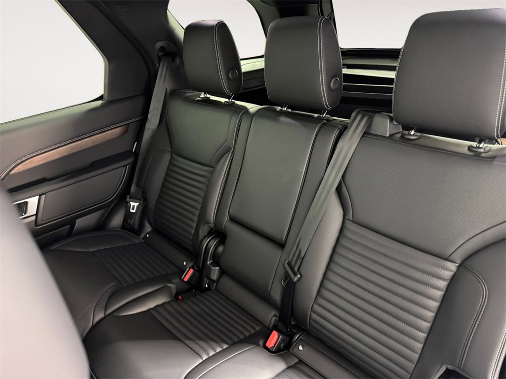 New 2025 Land Rover Discovery Dynamic SE image 13