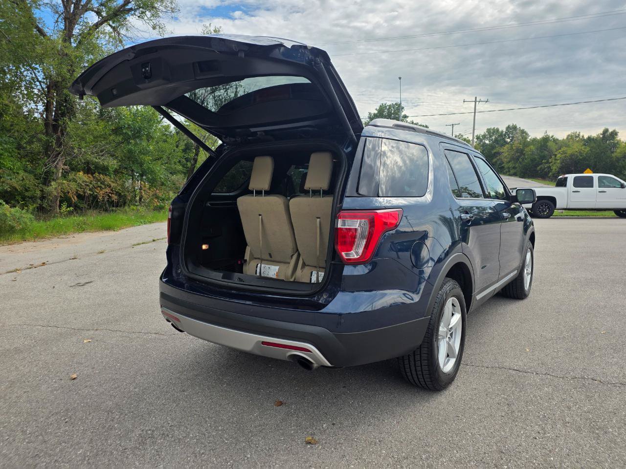 Used 2017 Ford Explorer XLT w/ Equipment Group 202A AWD/4WD image 21