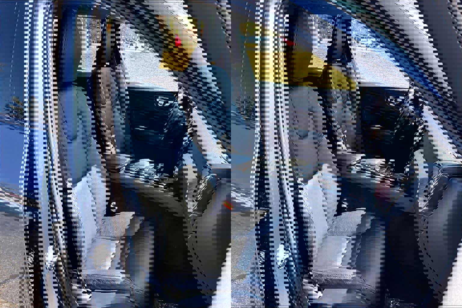 Used 2024 Volvo XC60 B5 Plus w/ Climate Package image 8