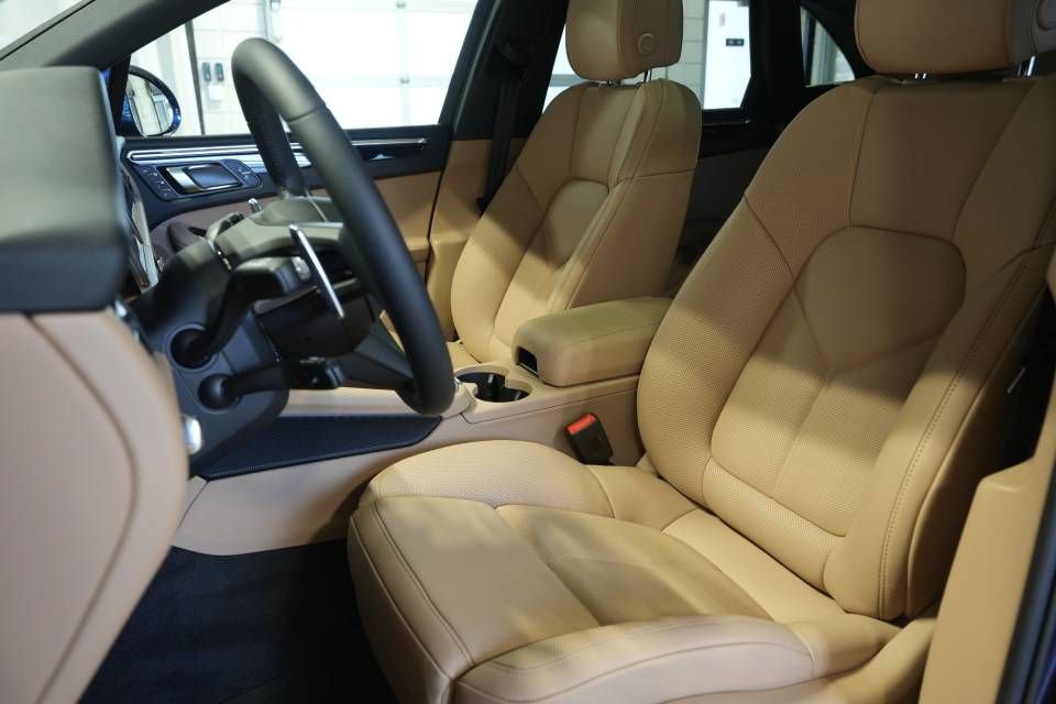 Certified 2026 Porsche Macan AWD/4WD image 5
