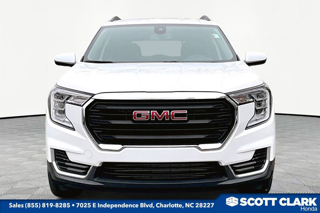 Used 2023 GMC Terrain SLE w/ Driver Convenience Package image 2