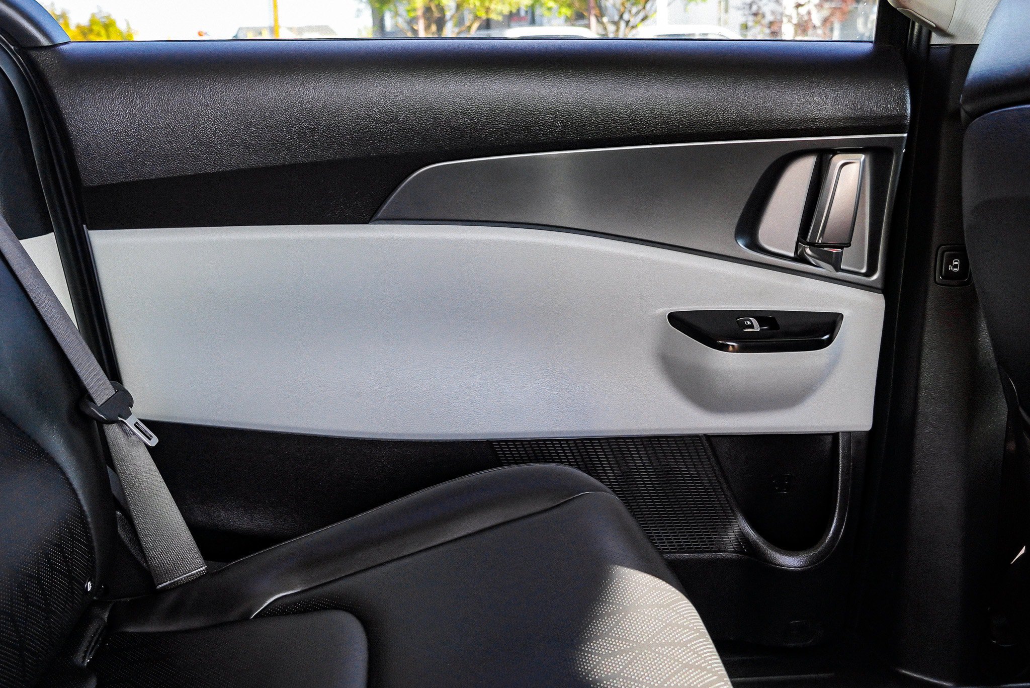 Used 2024 Kia Carnival LX FWD image 28