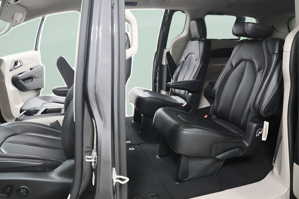 Used 2023 Chrysler Pacifica Touring-L FWD image 18