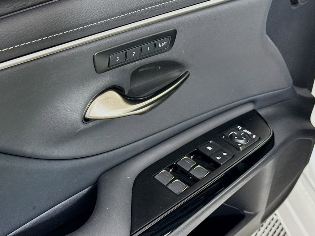 Used 2025 Lexus ES 300h w/ Premium Package image 18