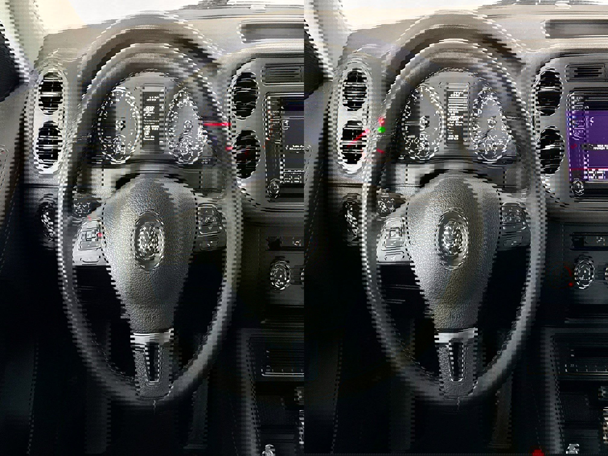 Used 2018 Volkswagen Tiguan Limited w/ Premium Package image 20