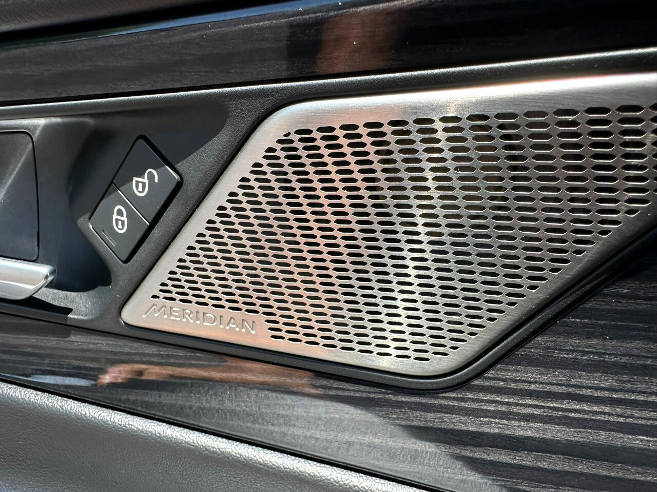 Used 2020 Jaguar XE S image 40