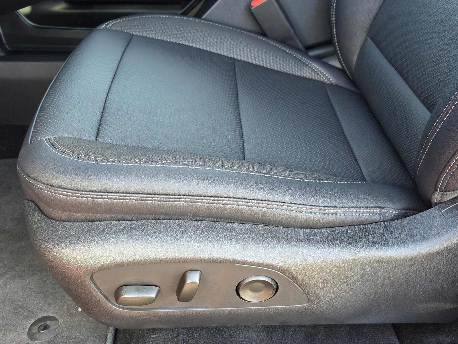 New 2026 Chevrolet Equinox EV LT w/ LPO, Blackout Package image 23