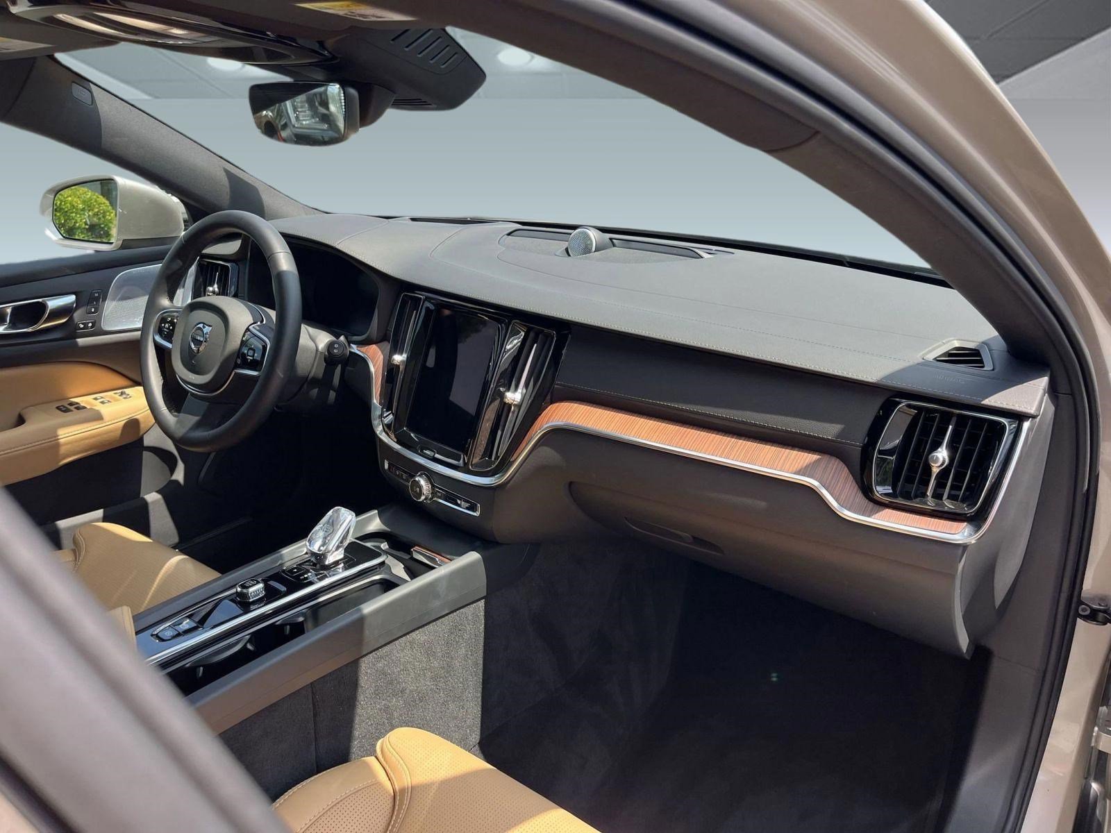 Certified 2025 Volvo V60 B5 Cross Country Ultra image 28