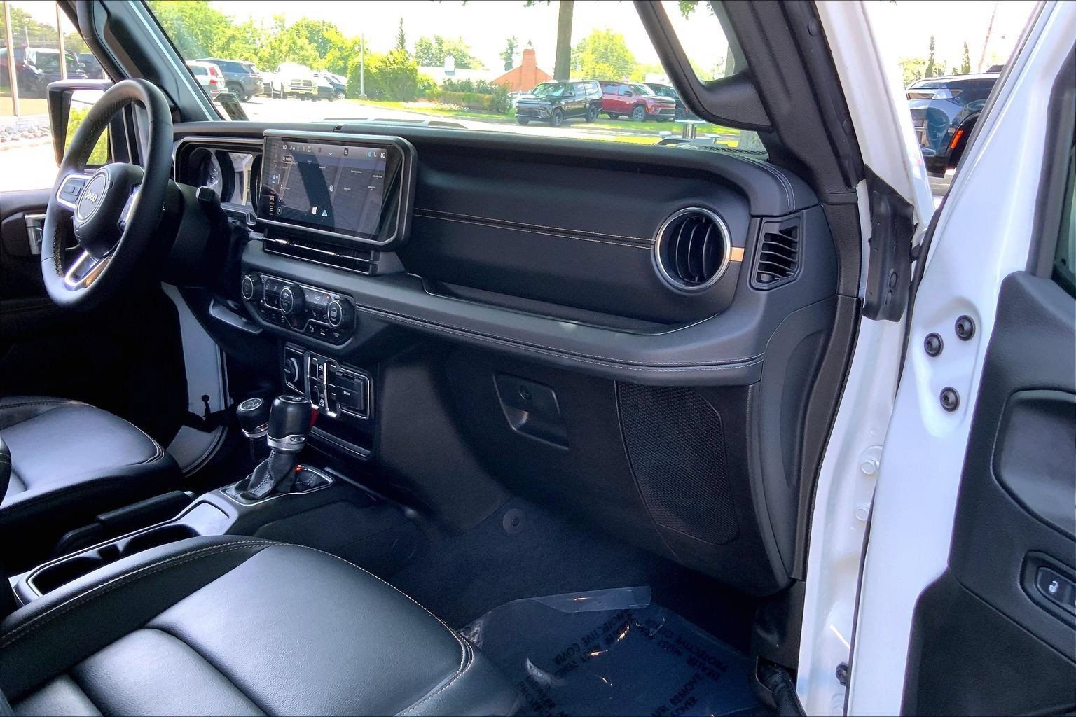 Certified 2024 Jeep Wrangler Unlimited Sahara w/ Technology Group AWD/4WD image 14
