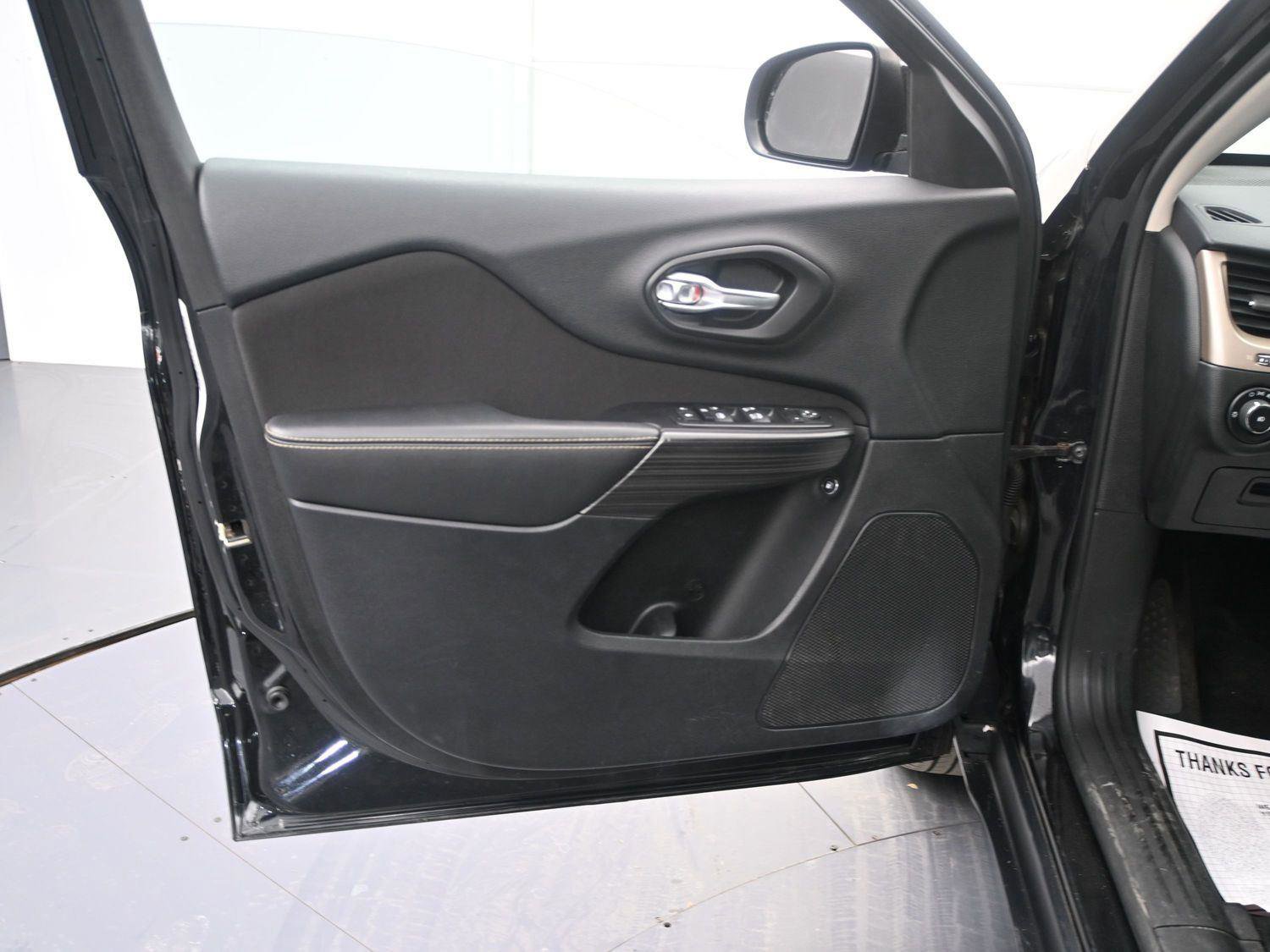 Used 2014 Jeep Cherokee Altitude w/ Comfort/Convenience Group image 8