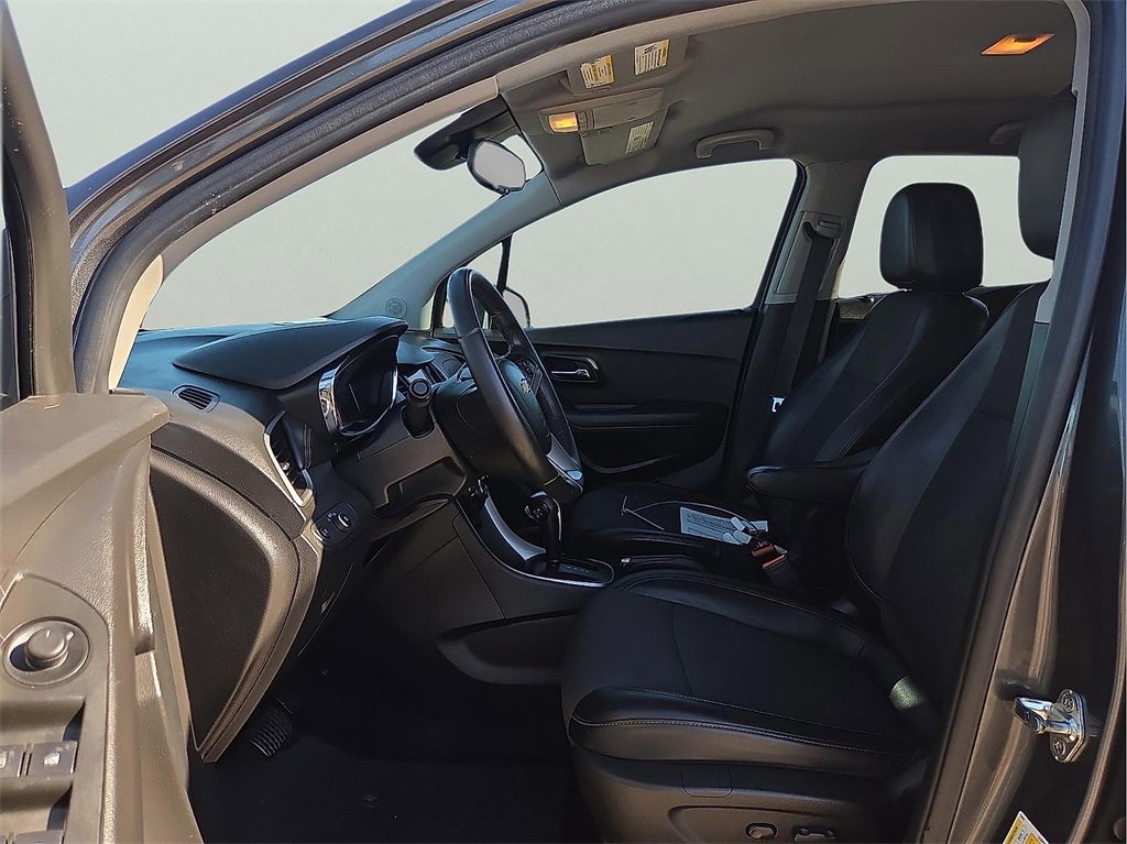 Used 2018 Chevrolet Trax LT w/ LT Convenience Package image 11