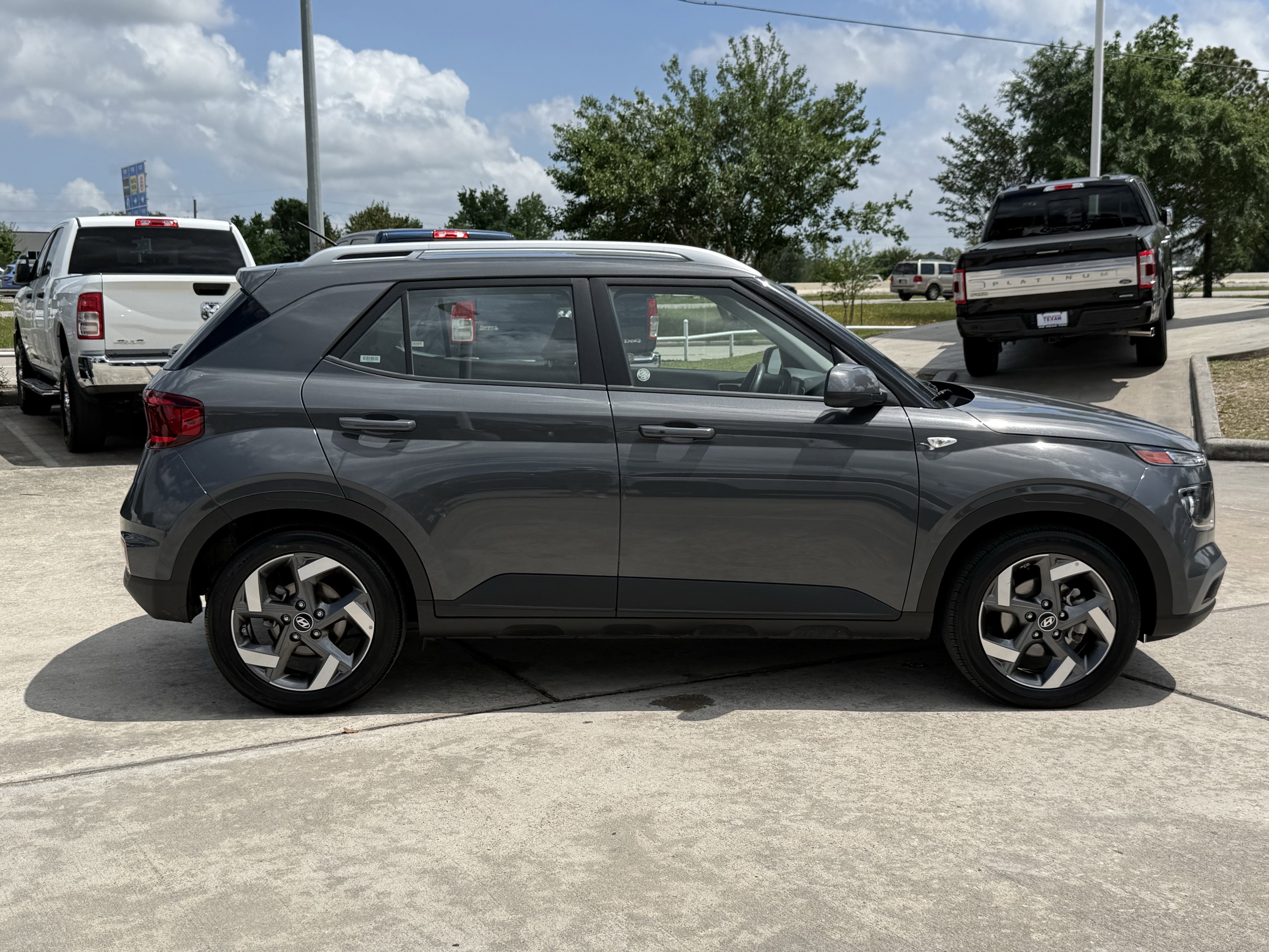 Used 2025 Hyundai Venue SEL FWD image 5