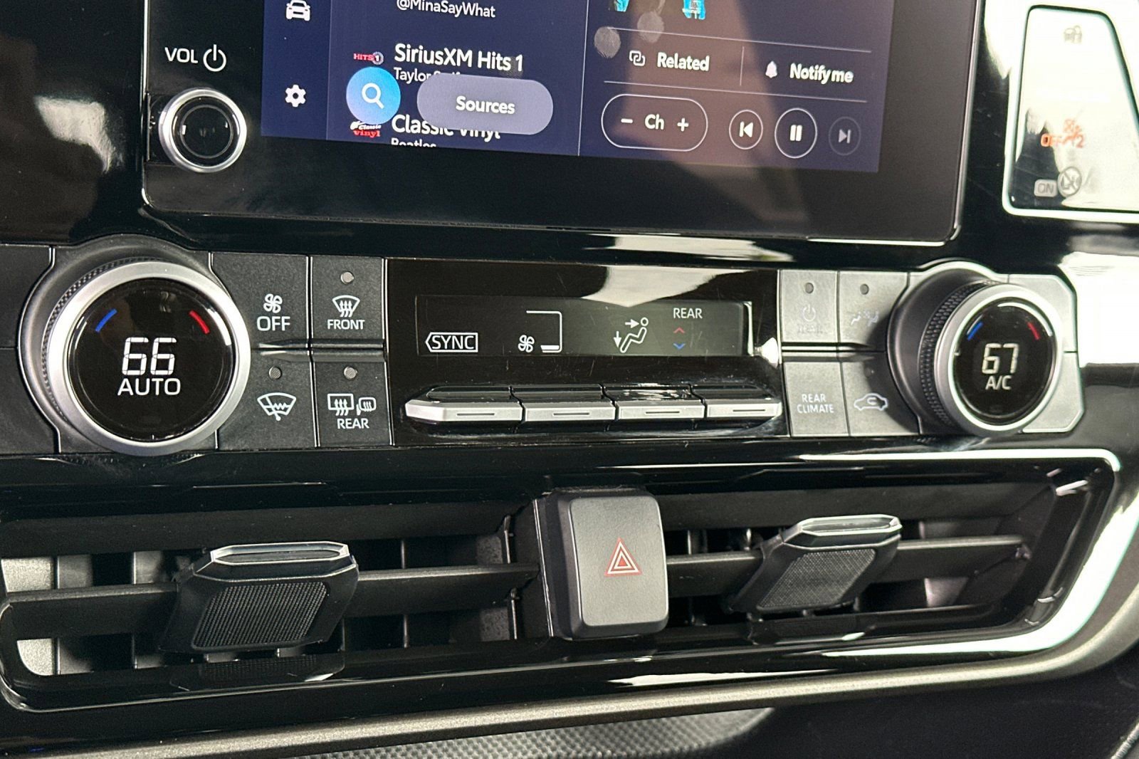 Used 2025 Toyota Highlander LE image 24