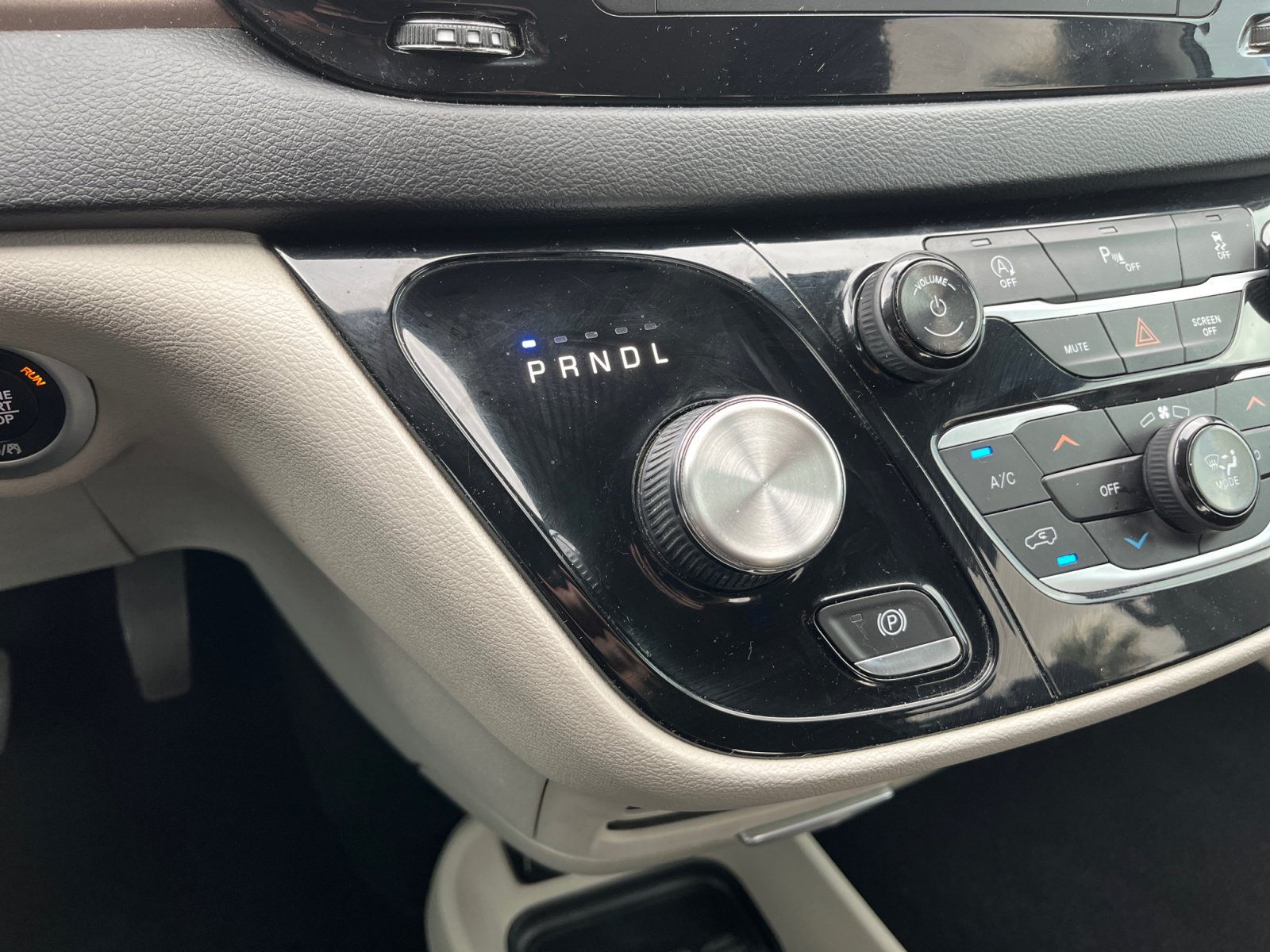 Used 2018 Chrysler Pacifica Touring Plus w/ Tire & Wheel Group FWD image 23