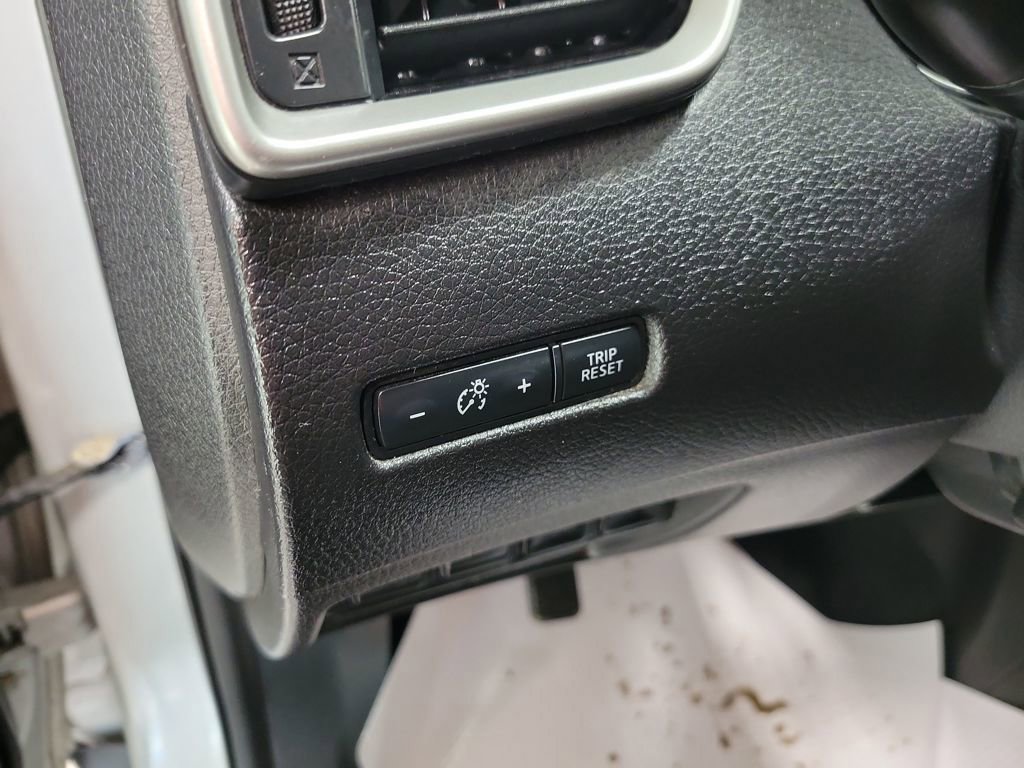 Used 2015 Nissan Rogue S image 39