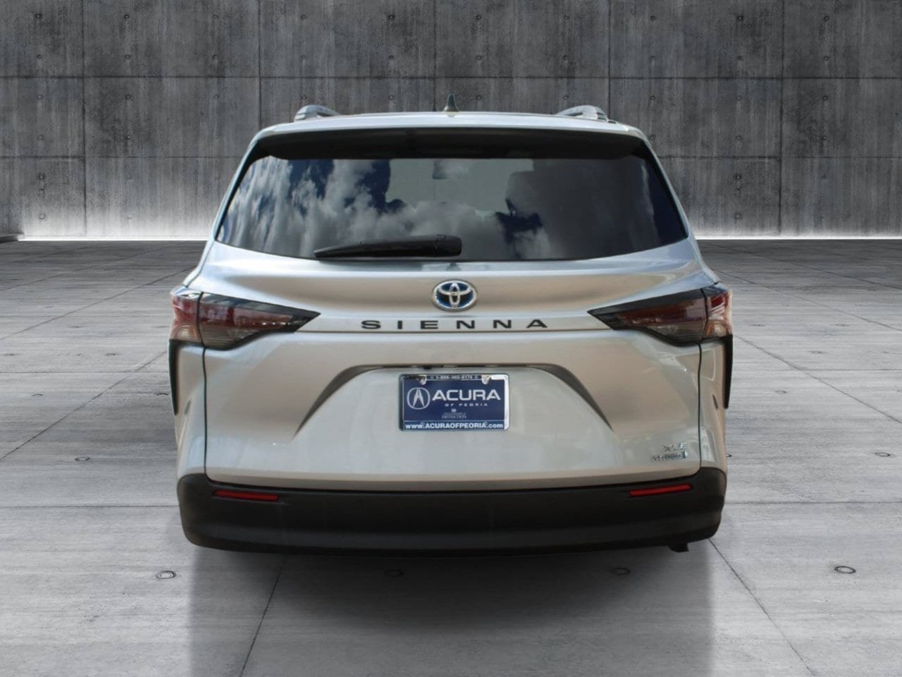 Used 2024 Toyota Sienna XLE FWD image 4