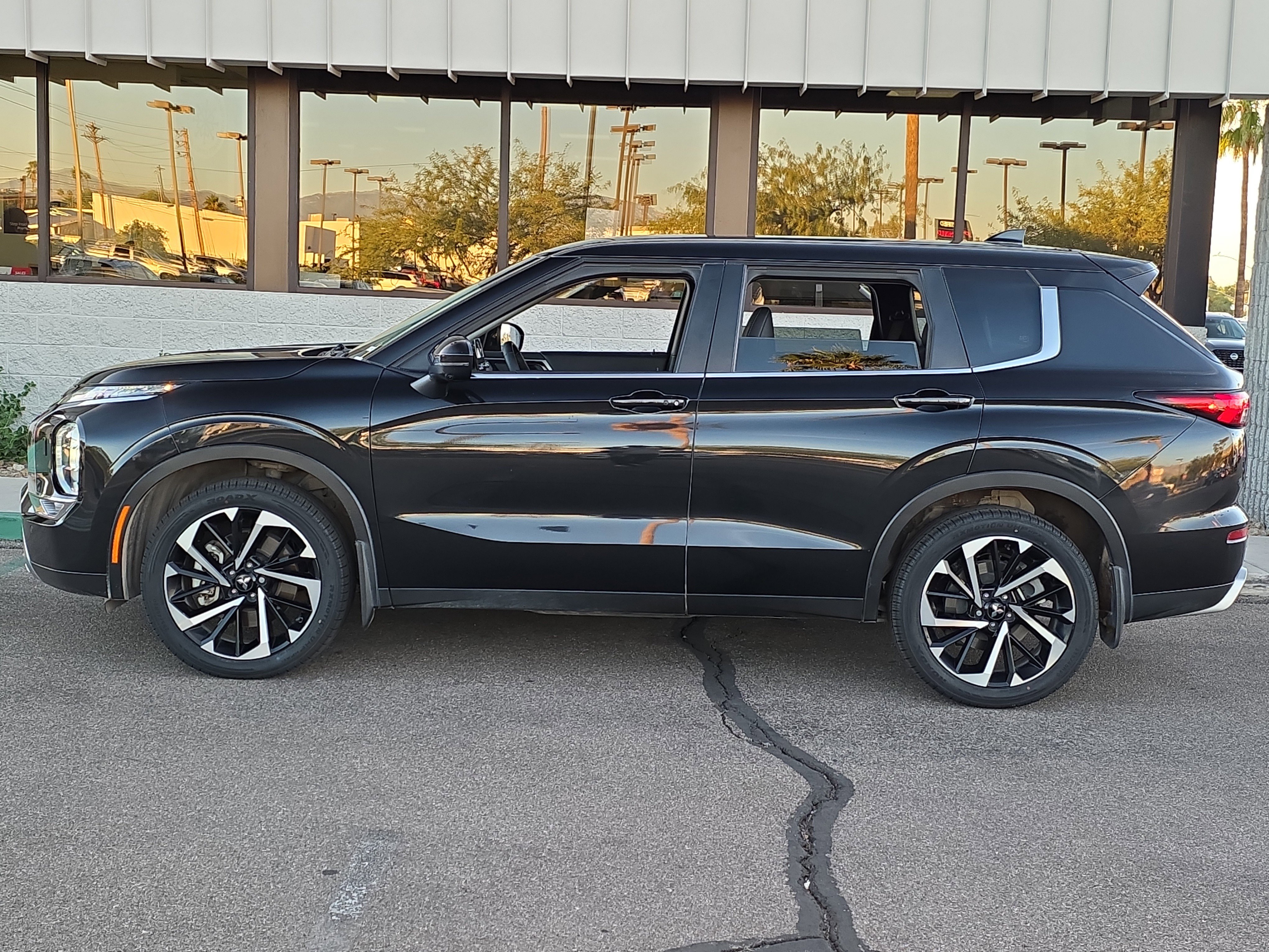 Used 2024 Mitsubishi Outlander SE image 4