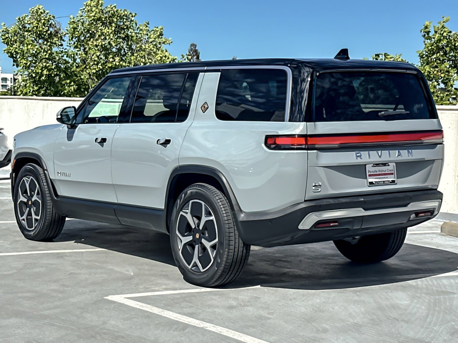 Used 2024 Rivian R1S Adventure image 3