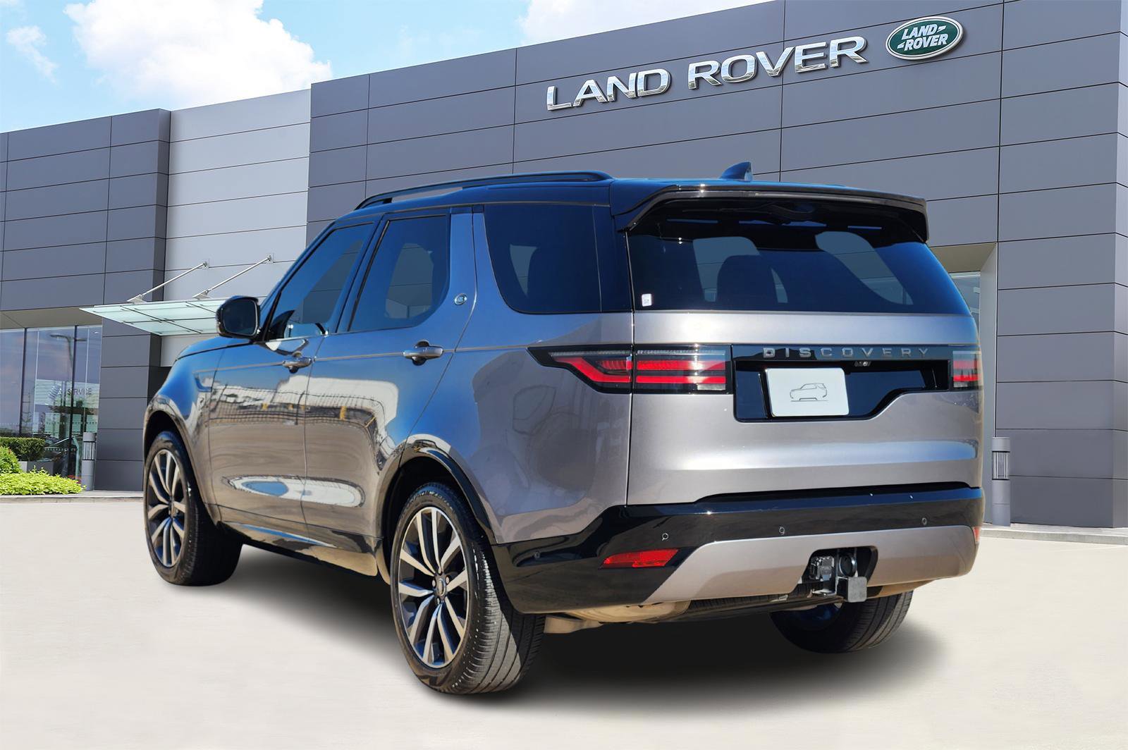 Certified 2024 Land Rover Discovery Dynamic SE image 4