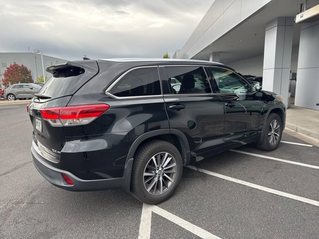 Used 2017 Toyota Highlander XLE image 3