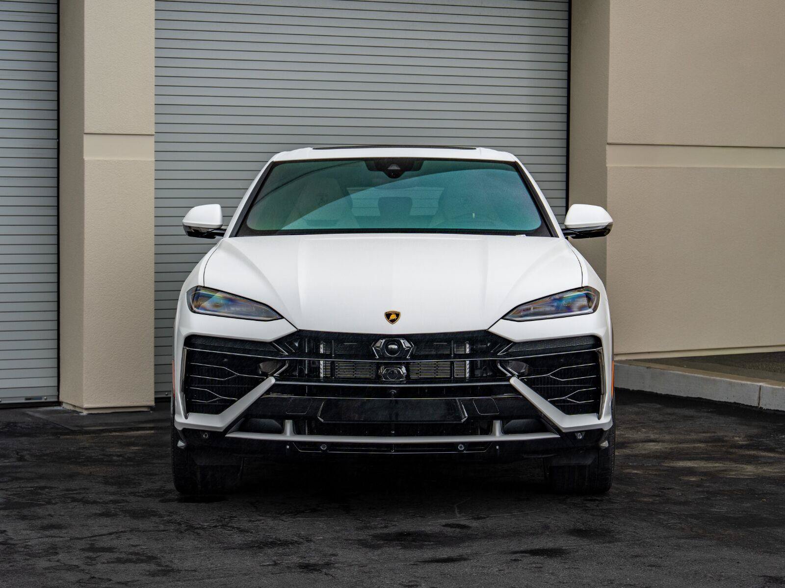 Used 2025 Lamborghini Urus SE AWD/4WD image 2