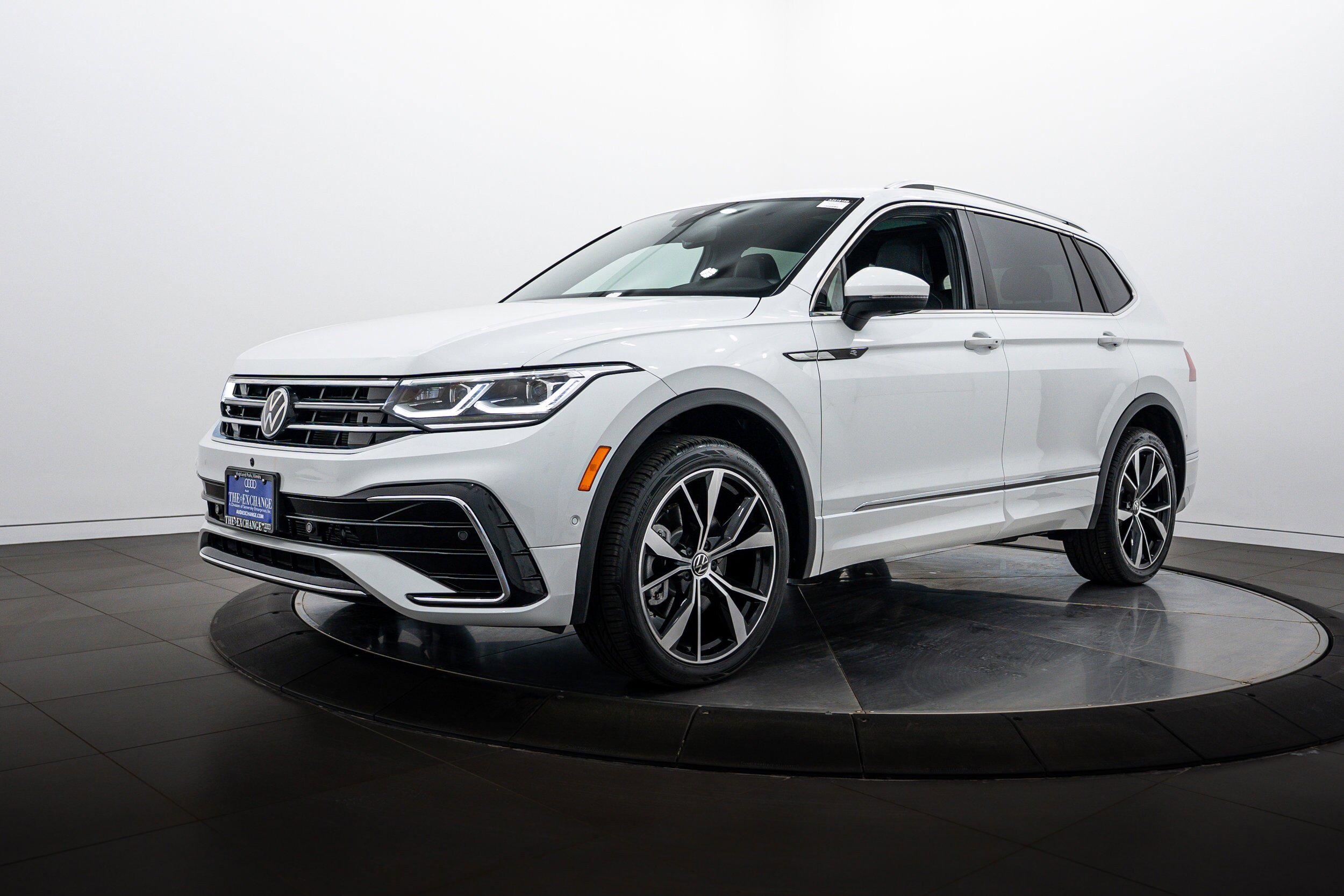 Used 2024 Volkswagen Tiguan SEL R-Line image 7