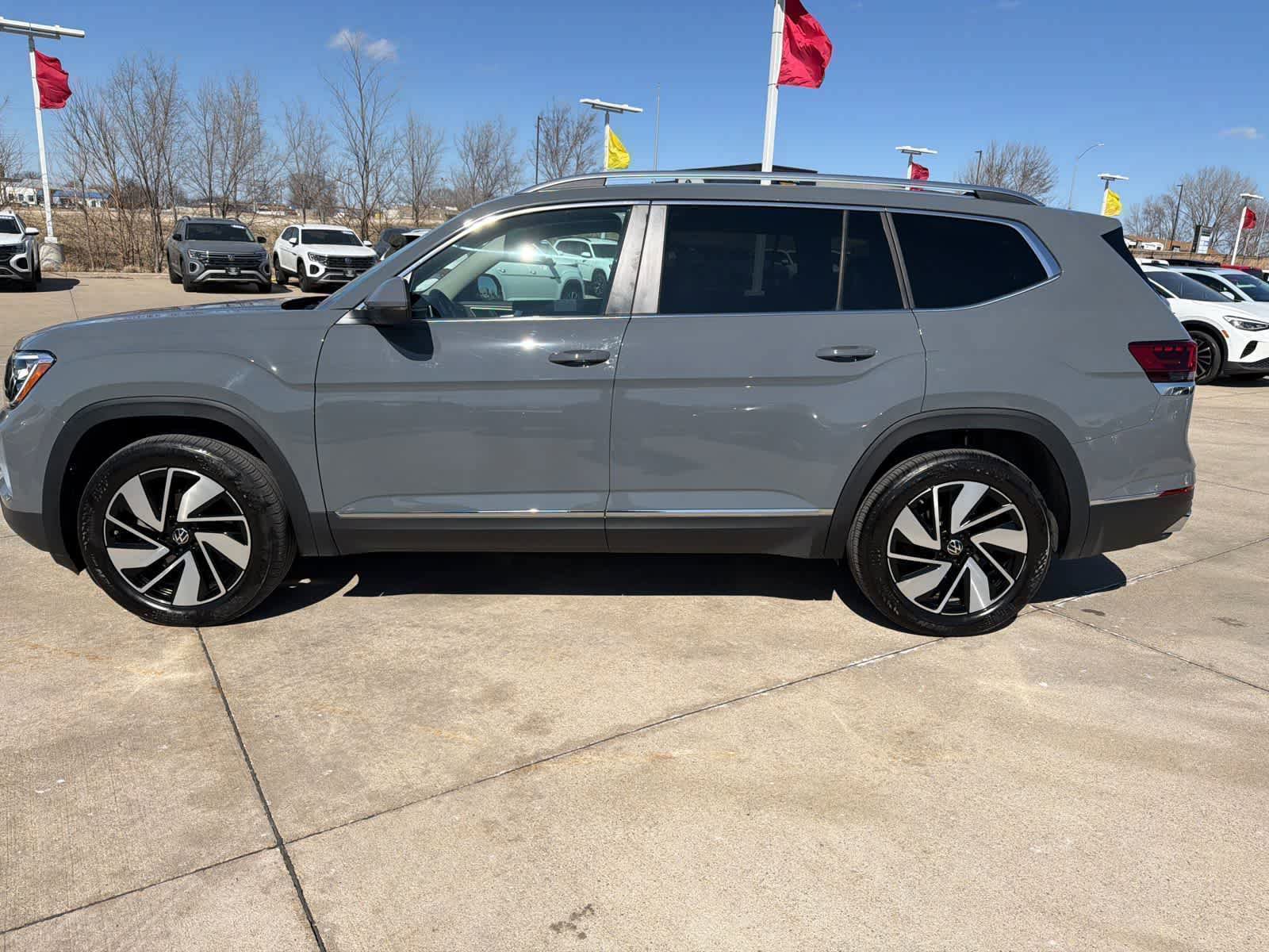 Used 2025 Volkswagen Atlas SEL AWD/4WD image 3