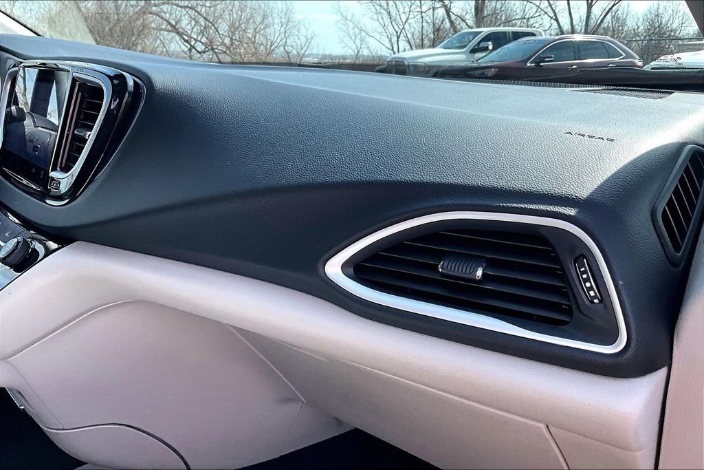 Used 2024 Chrysler Pacifica Touring-L FWD image 19