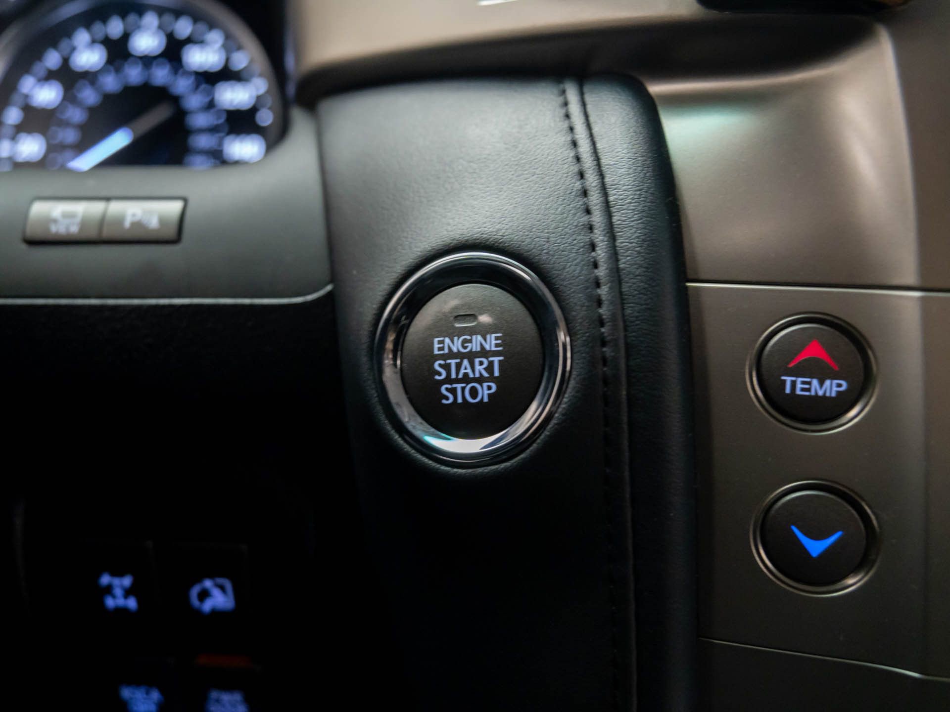 Used 2014 Lexus LX 570 4WD w/ Luxury Package image 28