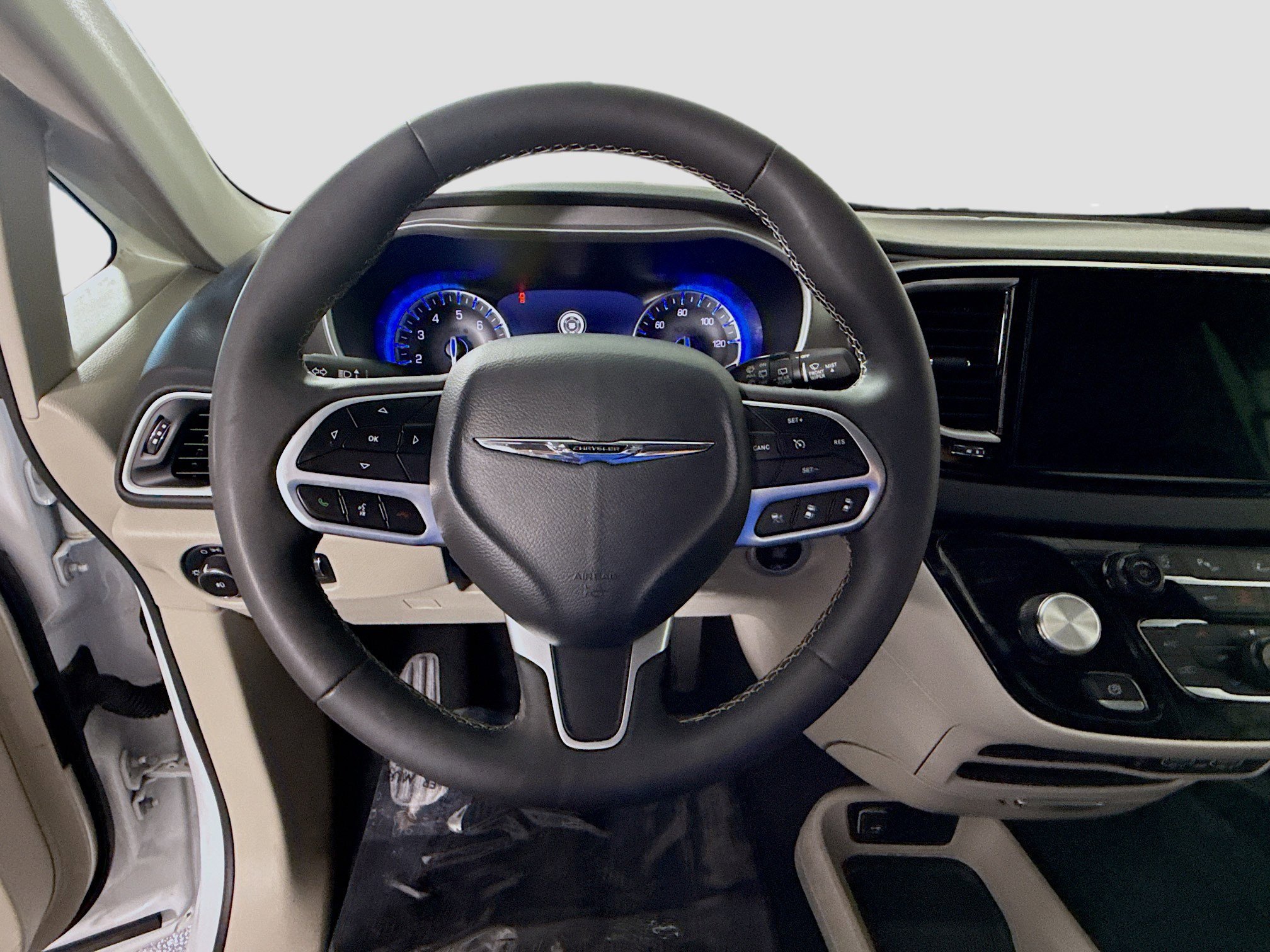 Used 2024 Chrysler Pacifica Touring-L FWD image 13