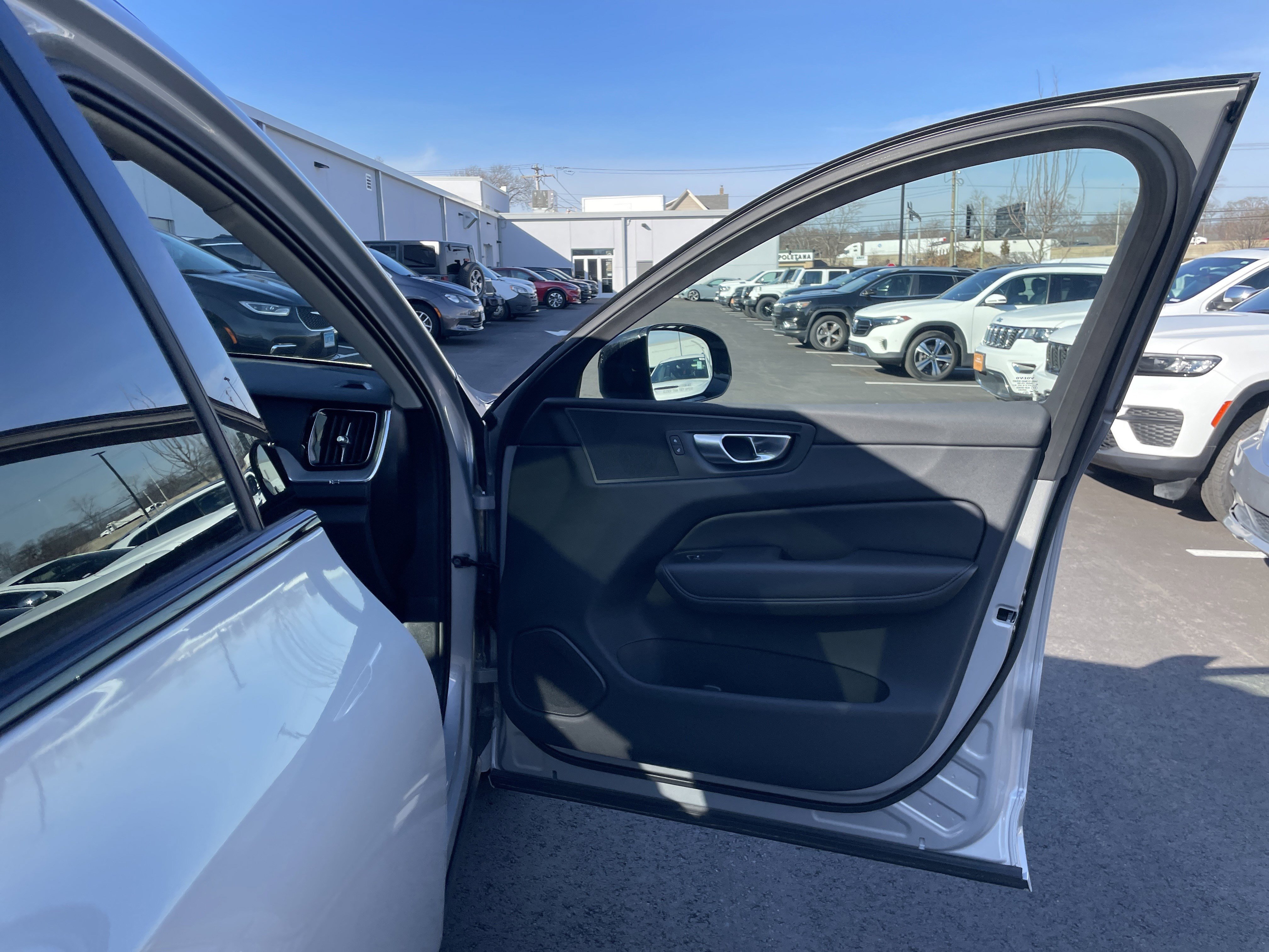 Used 2025 Volvo XC60 B5 Plus image 9